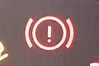 Warning light that looks like an exclamation mark inside a circle, with curves on either side.