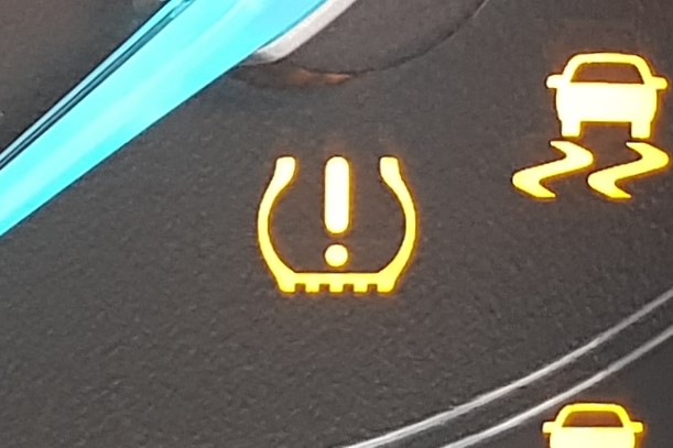 Warning light that looks like an exclamation mark inside a U-shaped cup.